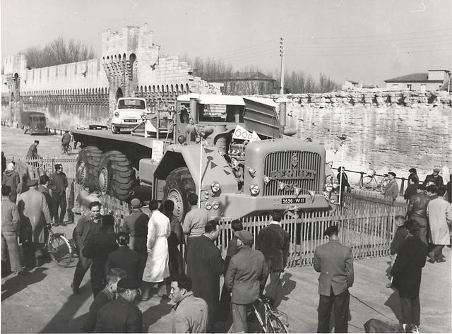 El Berliet T 100 nº 1 levantó mucha expectación mediática allá por donde pasó.